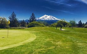 Lake Shastina Golf Resort